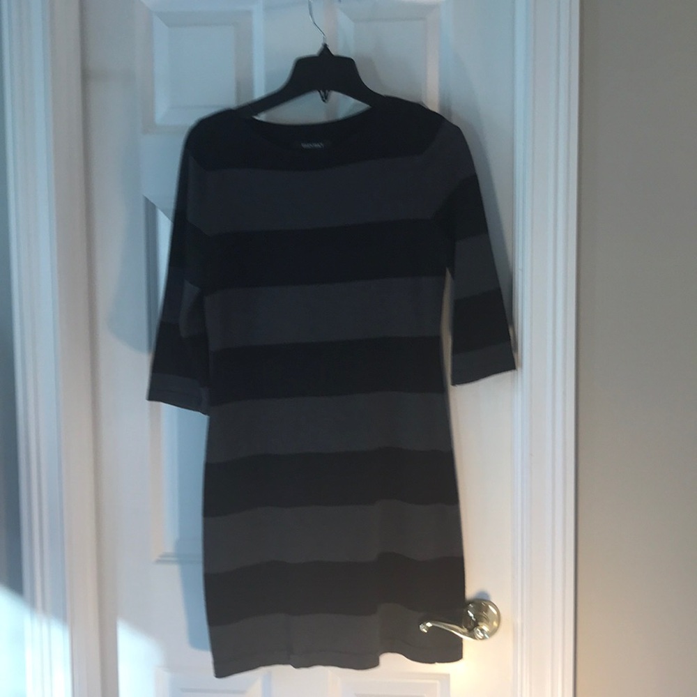Sweater dress gray and black stripes.